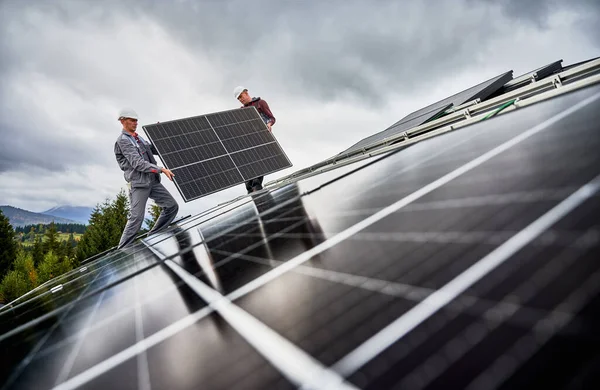 Arbeiter Bauen Eine Solaranlage Auf Dem Dach Des Hauses Männer — Stockfoto
