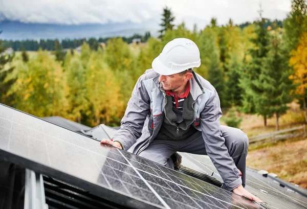 Installateur Montiert Photovoltaik Sonnenkollektoren Auf Dem Hausdach Mann Mit Helm — Stockfoto