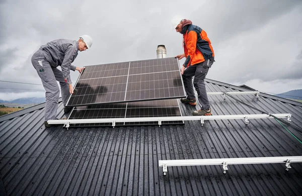 Techniker Installieren Eine Solaranlage Auf Dem Dach Des Hauses Männer — Stockfoto
