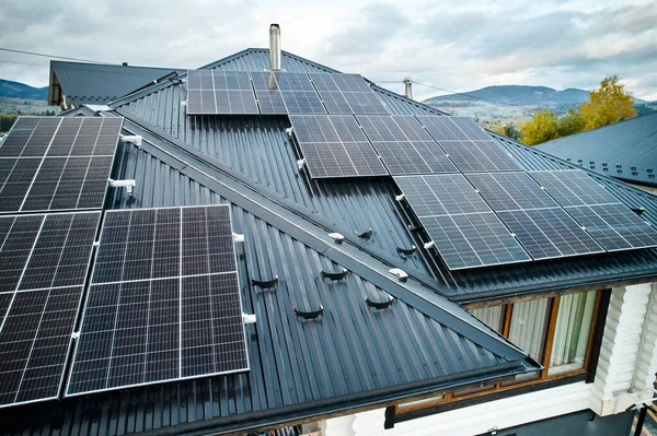 Photovoltaische Solaranlage Auf Dem Dach Des Hauses Moderne Solarmodule Auf — Stockfoto