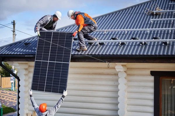 Männer Bauarbeiter Installieren Solaranlage Auf Dem Dach Des Hauses Elektriker — Stockfoto
