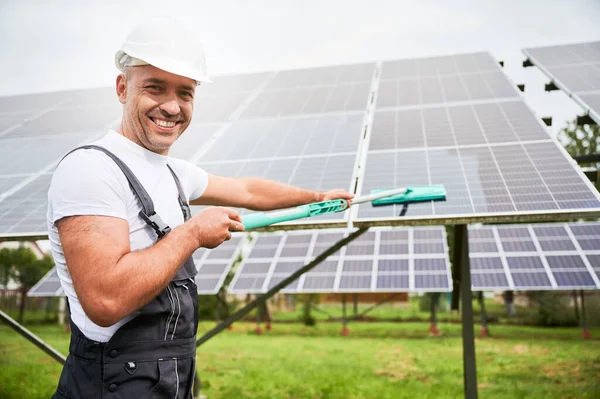 Trabalhador Profissional Limpeza Painel Solar Partir Poeira Homem Sorridente Limpando — Fotografia de Stock