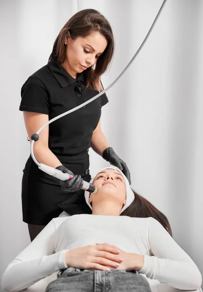 Cosmetologista Estético Médico Usando Dispositivo Radiofrequência Durante Realização Tratamento Facial — Fotografia de Stock