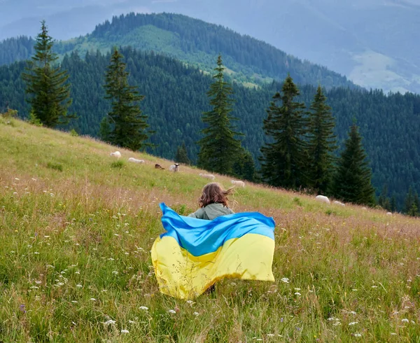 Щаслива Дівчина Біжить Горах Українським Прапором Плечах Задньому Плані Жіночий — стокове фото