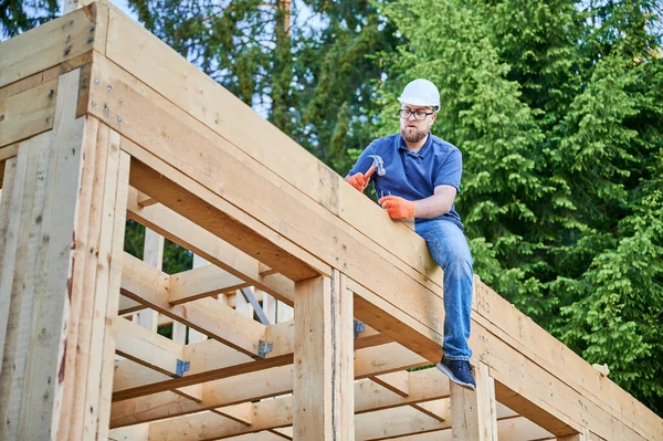 Carpentiere Che Costruisce Una Casa Due Piani Incorniciata Legno Accanto — Foto Stock
