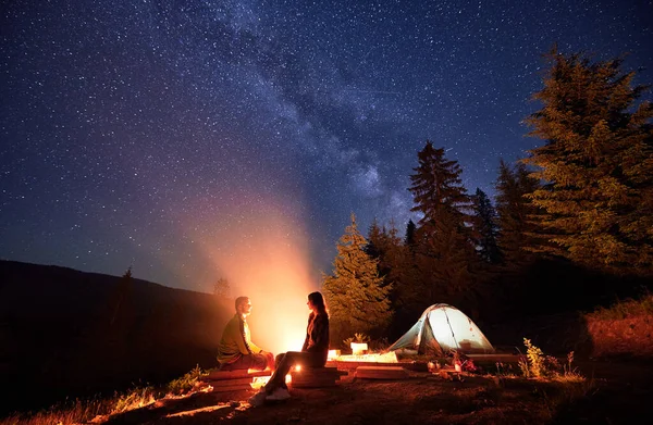 Övernattning Camping Eskapad Bergen Glittrande Stjärnor Man Och Kvinna Ivriga — Stockfoto