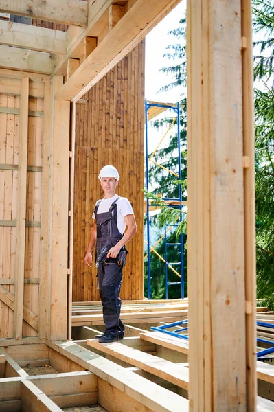 Portret Cieśli Budującej Drewniany Szkielet Domu Pracownik Okładziny Elewacji Domu — Zdjęcie stockowe