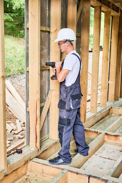 Carpintero Construyendo Casa Enmarcada Madera Hombre Trabajador Gafas Trabajando Con — Foto de Stock