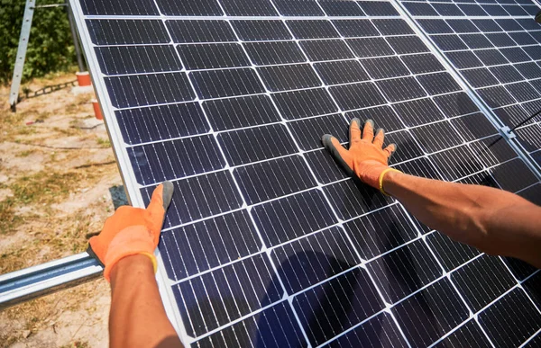 Nahaufnahme Des Menschen Solartechniker Montage Von Solarmodulen Zur Stromerzeugung Durch — Stockfoto