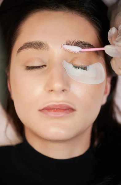 Kobieta Przepaską Pod Powieką Trzyma Oczy Zamknięte Podczas Gdy Kosmetyczka — Zdjęcie stockowe