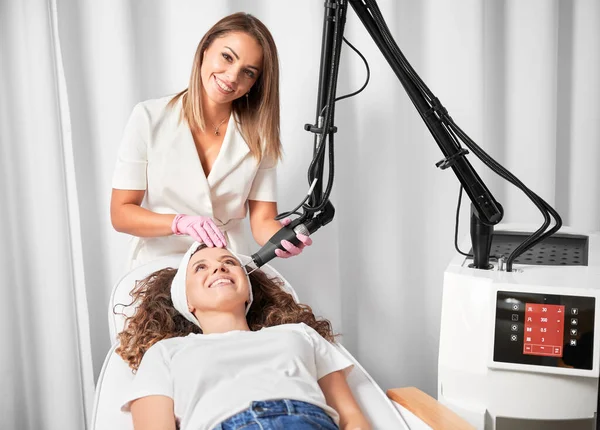 Female Doctor Cosmetologist Using Erbium Ablative Laser Machine While Performing — Stock Fotó
