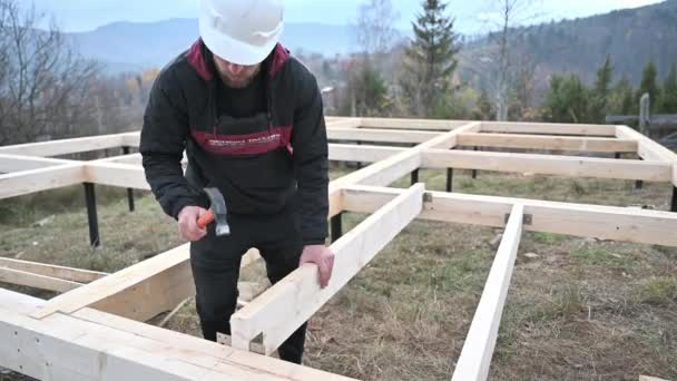 Pracownik Budowlany Drewniany Dom Szkieletowy Fundamencie Stosu Stolarz Montuje Meble — Wideo stockowe