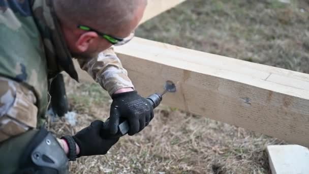 Człowiek Buduje Drewniany Dom Ramowy Robotniczy Otwór Wiertniczy Przy Pomocy — Wideo stockowe