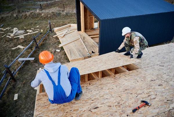 Carpenters Mounting Wooden Osb Board Rooftop Future Cottage Men Workers — Zdjęcie stockowe