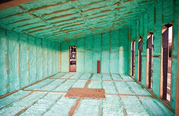 Rama Drewniana Izolowana Termicznie Pianką Poliuretanową Koncepcja Konstrukcji Izolacji — Zdjęcie stockowe