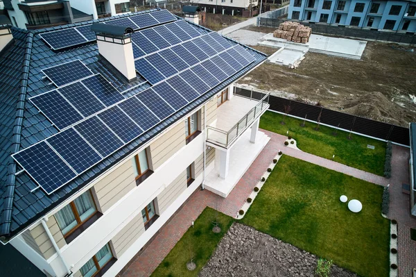 Casa Residencial Con Paneles Solares Fotovoltaicos Azotea Césped Verde Patio — Foto de Stock