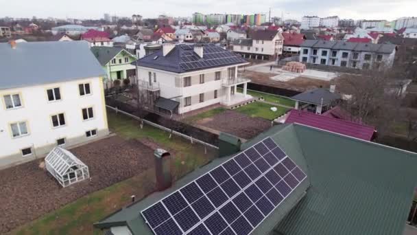 带有房屋 建筑物和带有光电太阳能电池板的住宅的空中无人机视频 新街区有可再生能源的房子 替代能源概念 — 图库视频影像