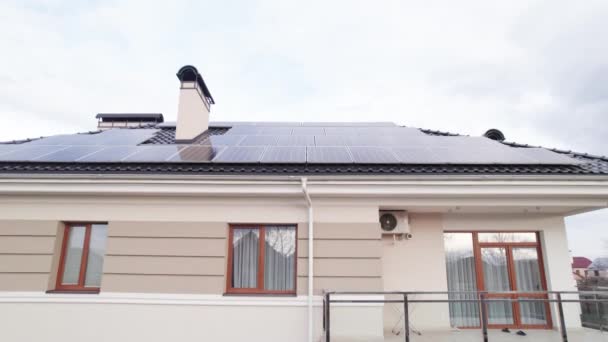Vídeo Casa Residencial Con Módulos Paneles Solares Para Generar Electricidad — Vídeo de stock