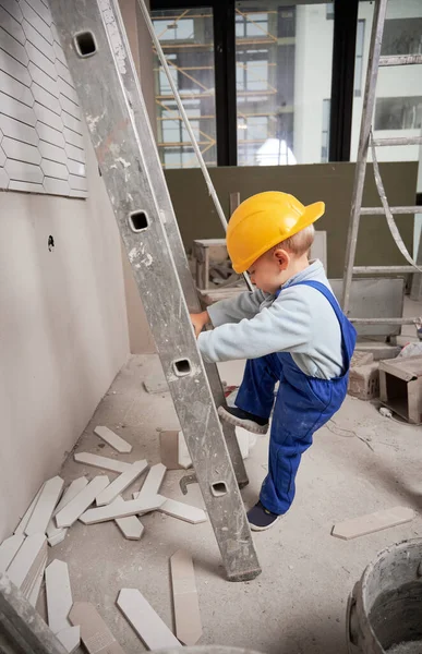 Criança Trabalhador Construção Escalada Escada Enquanto Trabalhava Renovação Casa Criança — Fotografia de Stock