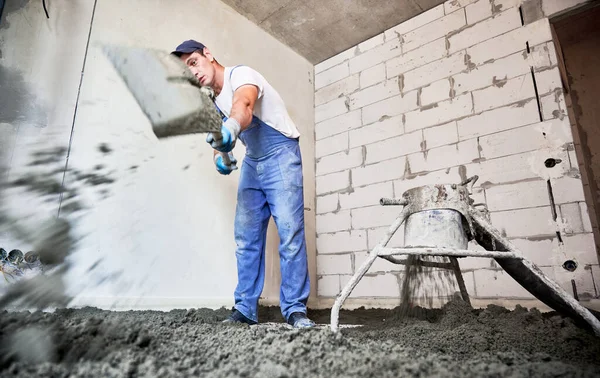 Nşaat Halindeki Binada Kum Çimento Karıştırırken Kürek Kullanan Tam Boy — Stok fotoğraf