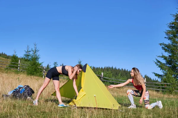 실외에서 야영을 관광객 산속을 운동복을 텐트를 야영지를 만드는 친구들 등산의 — 스톡 사진