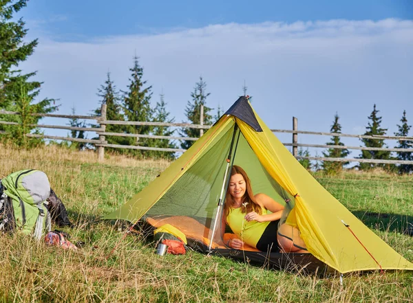 산에서 야영하는 여자가 여름에 언덕을 하이킹하고 예쁘고 여자가 야영지 텐트에 — 스톡 사진