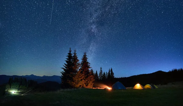 Campamento Nocturno Montañas Bajo Cielo Estrellado Carpas Turísticas Camping Cerca — Foto de Stock