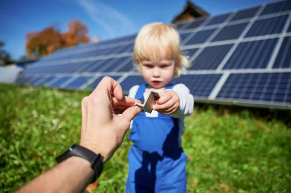 Тато Дає Синові Невеликі Деталі Сонячної Станції Цікавий Хлопчик Хоче — стокове фото