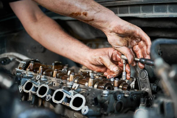 Close Mechanic Repairing Car Engine Working Garage Workshop Auto Servicing — Stock Photo, Image