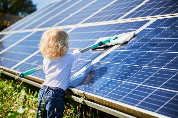 Маленька Дитина Вчиться Чистити Сонячну Панель Молодий Хлопчик Вчиться Доглядати — стокове фото