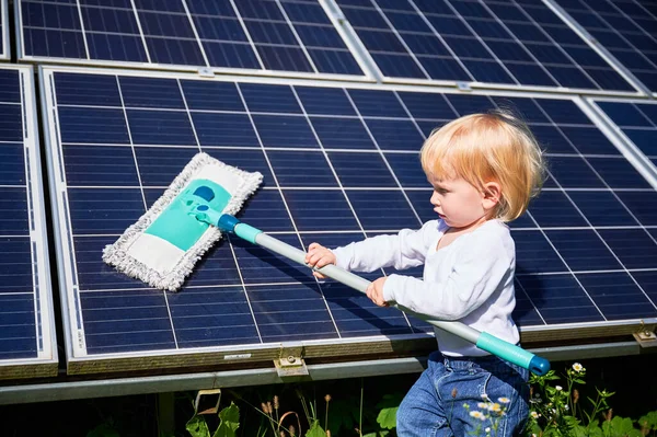 Маленький Хлопчик Вчиться Доглядати Сонячними Панелями Молодий Хлопець Прибирає Нову — стокове фото