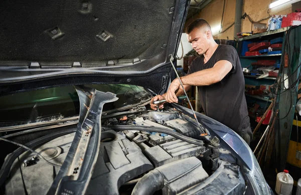 Concentrated Strong Man Opening Hood Car Fixing Engine Professional Worker — Stock Photo, Image