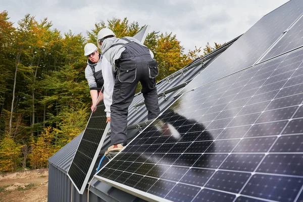Männer Dachdecker Installieren Solaranlage Auf Dem Dach Des Hauses Techniker — Stockfoto