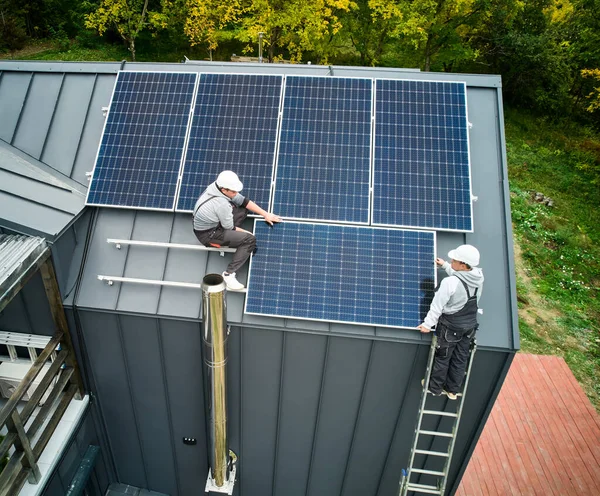 Elektriker Bauen Eine Photovoltaik Solarmodulstation Auf Dem Hausdach Männer Mit — Stockfoto