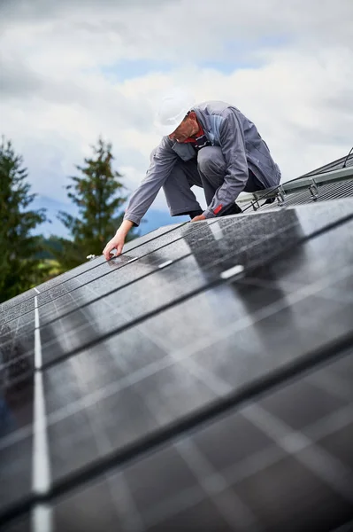 Arbeiter Montieren Photovoltaik Sonnenkollektoren Auf Dem Hausdach Mann Mit Helm — Stockfoto