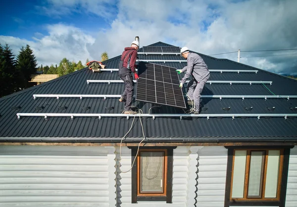 Männliche Arbeiter Installieren Solarzellen Auf Einem Dach Solaranlage Auf Dem — Stockfoto
