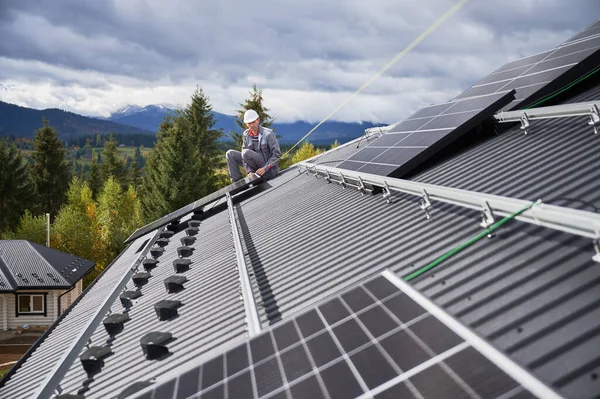 Dachdecker Macht Messungen Die Solarzelle Gut Sichern Professioneller Techniker Installiert — Stockfoto