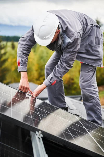 Ein Techniker Montiert Photovoltaik Sonnenkollektoren Auf Dem Dach Des Hauses — Stockfoto