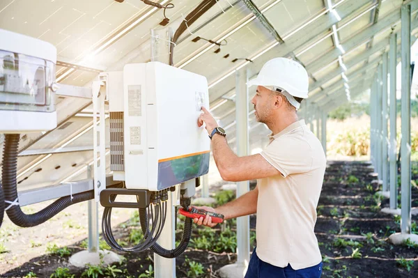 Professionelle Arbeiter Überprüfen Die Spannung Solar Wechselrichter Stecker Mit Stromsonde — Stockfoto