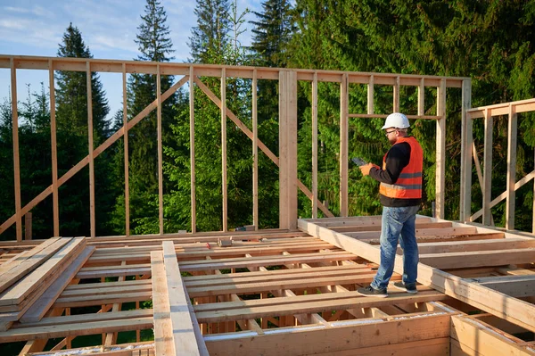 Tischler Baut Zweistöckiges Holzhaus Waldrand Bärtiger Mann Overall Und Schutzhelm — Stockfoto