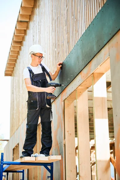Carpintero Construyendo Casa Enmarcada Madera Hombre Trabajador Gafas Revestimiento Fachada — Foto de Stock