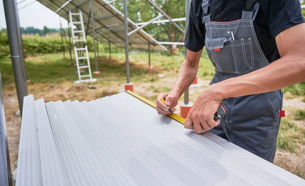 Lavoratore Misura Travi Metalliche Con Nastro Misura Installazione Pannelli Solari — Foto Stock