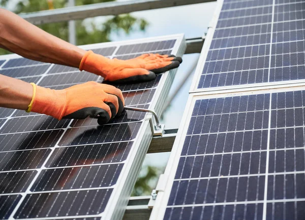 Imagen Recortada Del Trabajador Instalando Panel Solar Vigas Metálicas Apretando — Foto de Stock