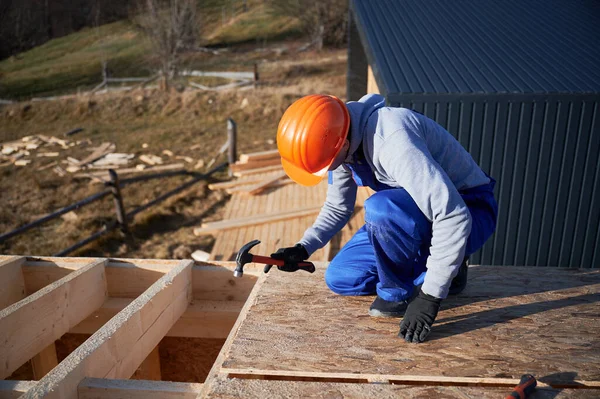 Carpenter Hammering Nail Osb Panel Roof Top Future Cottage Man — Foto de Stock