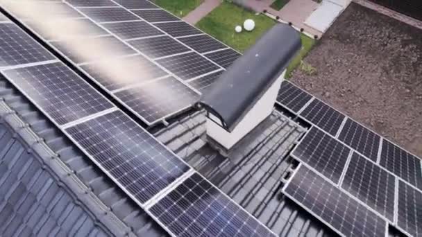 太阳能电池板组件的空中无人机视图 通过对屋顶的光伏效应发电 屋顶上有太阳能生态发电系统的家庭录像 — 图库视频影像