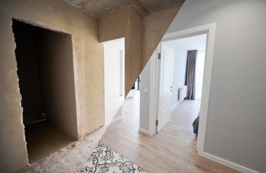 Yenilenmeden önce ve sonra kapısı olan modern bir daire. Beyaz duvarları ve modern iç tasarımı olan eski ve yeni evlerin karşılaştırılması. Ev yenileme kavramı.