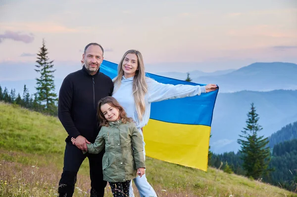 Щаслива Сім Туристів Махає Українським Прапором Чоловік Дружиною Дочкою Стоять — стокове фото