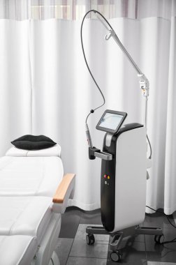 Cilt yenileme tedavisi için modern kozmetoloji ekipmanları ve kozmetolog kabinesinde kuaför koltuğu. Güzellik kliniğinde kolajen indüksiyon terapisi için mikro gereç cihazı.