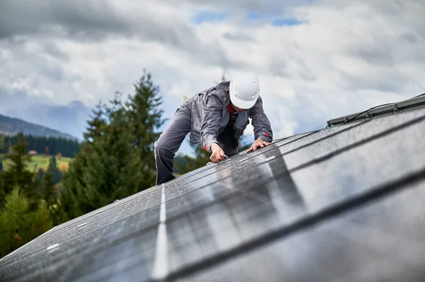 Mann Montiert Photovoltaik Sonnenkollektoren Auf Hausdach Ingenieur Helm Installiert Solarmodulsystem — Stockfoto