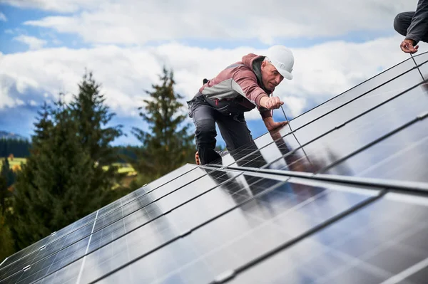 Arbeiter Installieren Photovoltaik Sonnenkollektoren Auf Dem Hausdach Männer Ingenieure Helmen — Stockfoto